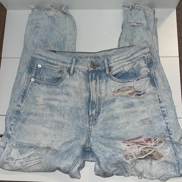 Light Wash Patched Ripped American Eagle 90’s Boyfriend Jeans - Picture 2 of 7